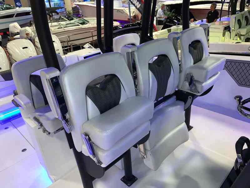 Wellcraft 402F helm seating