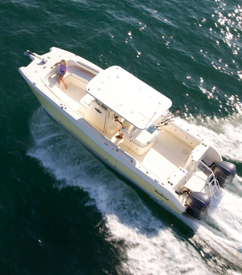 World Cat 320CC fishing boat