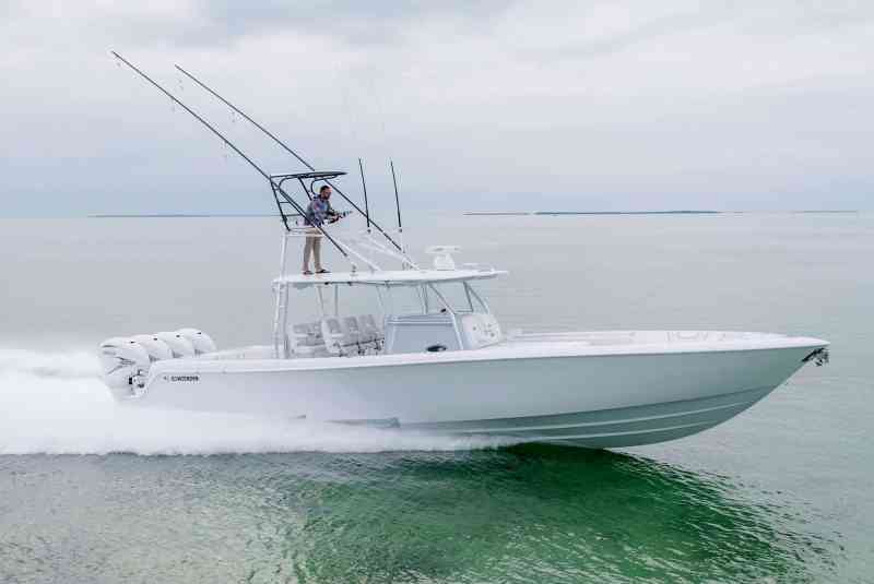 44CB Full – Running Stbd side Contender 44CB running offshore