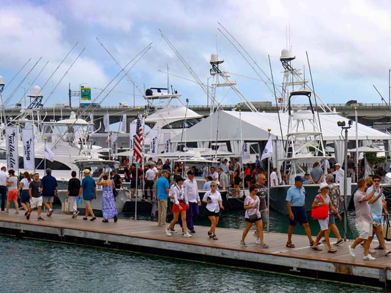 SPF0222-MIBS-Boats Miami Boat Show attendees walking the dock