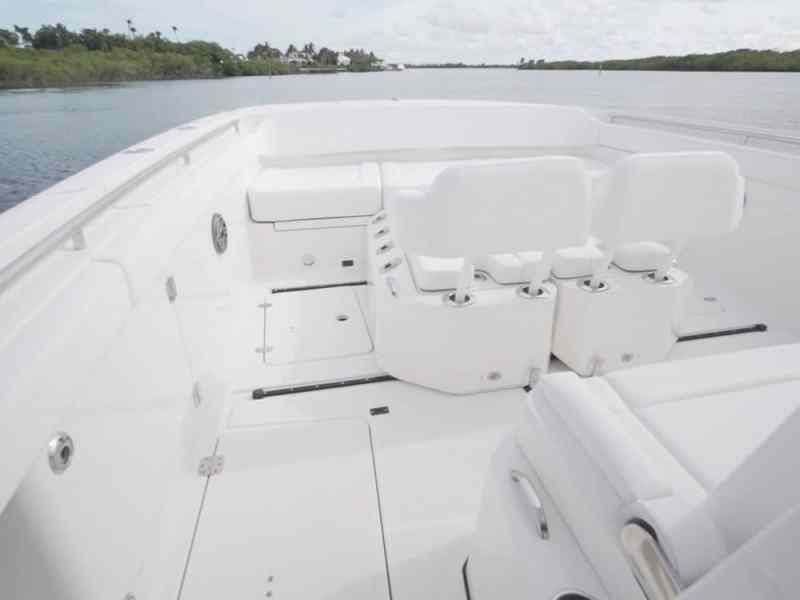 World Cat 400CC-X bow seating