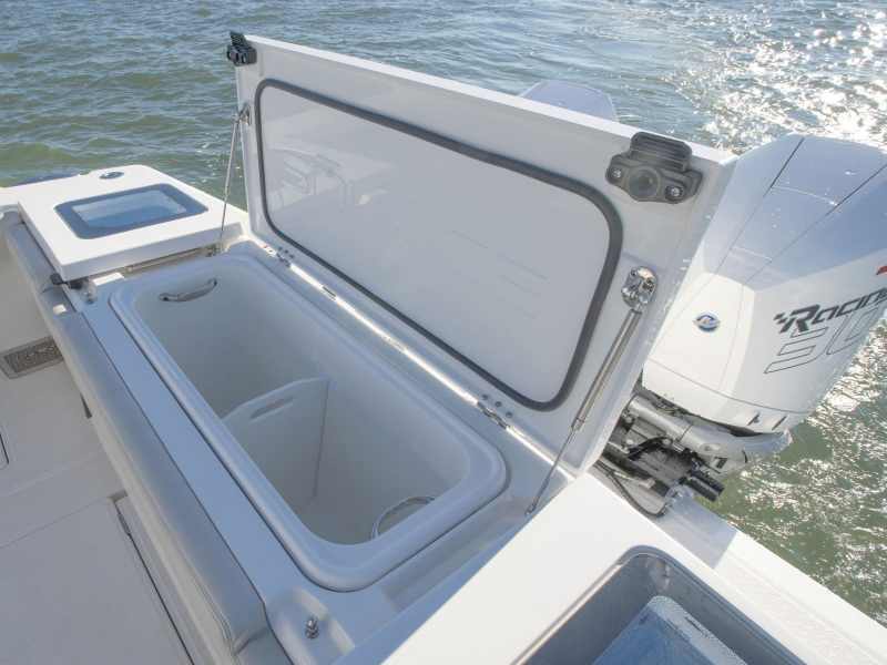 Solace 32 CS transom livewell