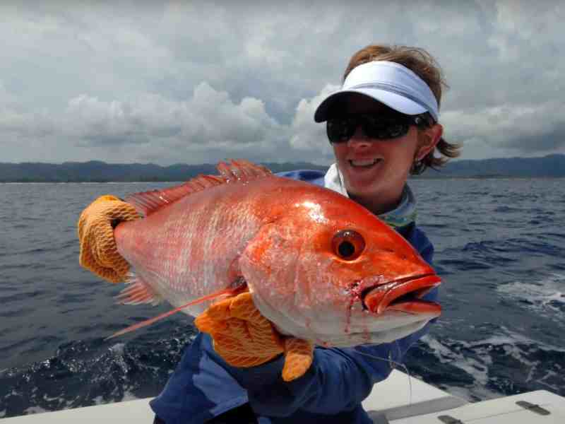 SPF0722-WIF-Crocodile-Bay Women angler holding up a fish