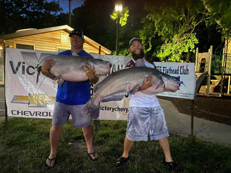 SPF0822-Catfish Anglers with winning catfish