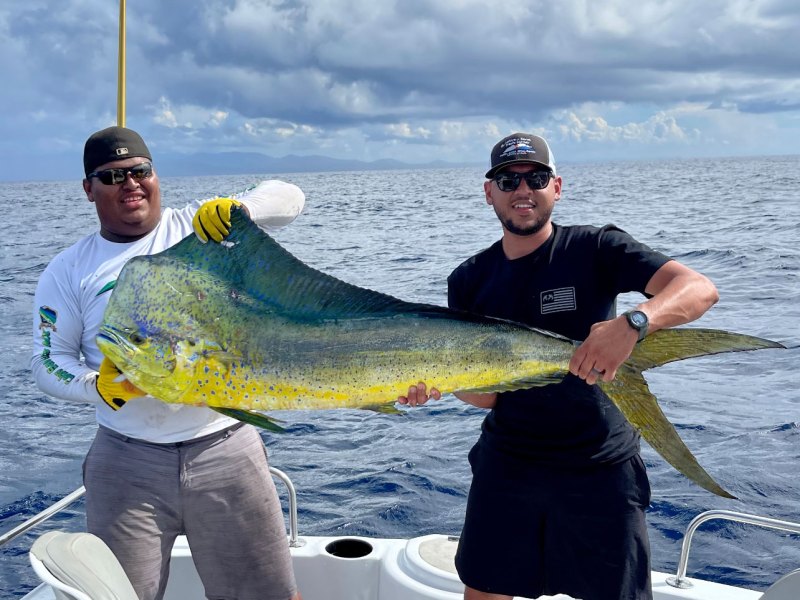 SPF0822-Huge-Mahi Randy Romero with giant dolphin