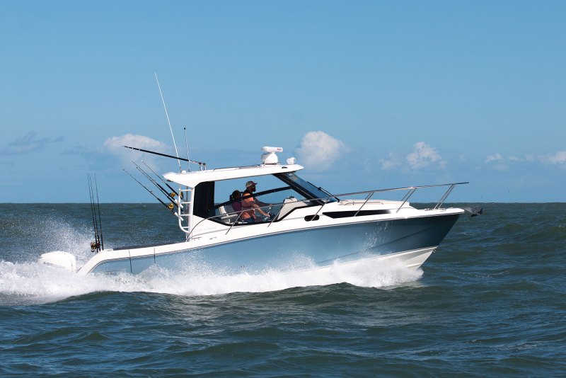 SPF0120-BW325-VLP Boston Whaler 325 Conquest running shot