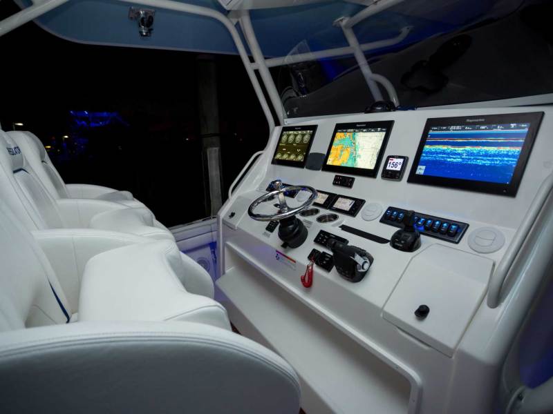 FBBG1223-Fishfinders-Courtesy-Regulator-Boats_IMG_0193-2048×1365 Multiple screens at the helm
