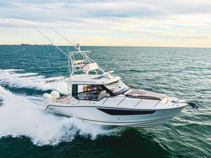 FBBG25-365-Conquest-Aerial Boston Whaler 265 Conquest on the ocean