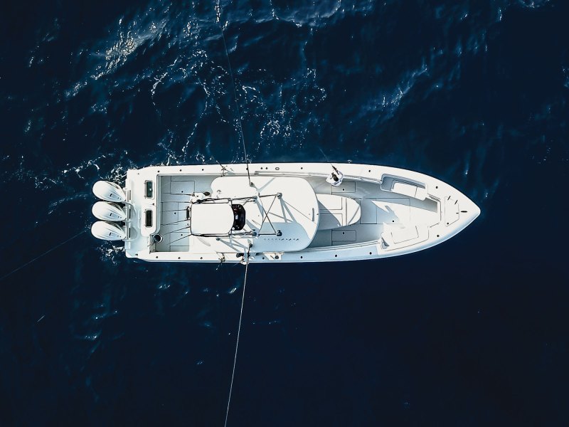 FBBG25-Outboard-Alternators Center-console fishing boat out in the ocean