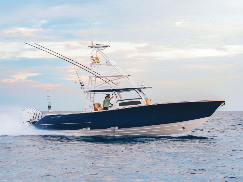 FBBG25-P43-1 Phenom Yachts 43 running out to fish