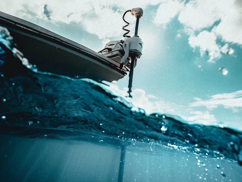 FBBG25-Power-Pole-Move-PV-24-2 Trolling motor on a saltwater fishing boat