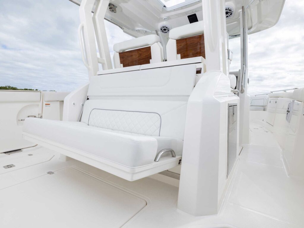 Pursuit S 328 cockpit seating