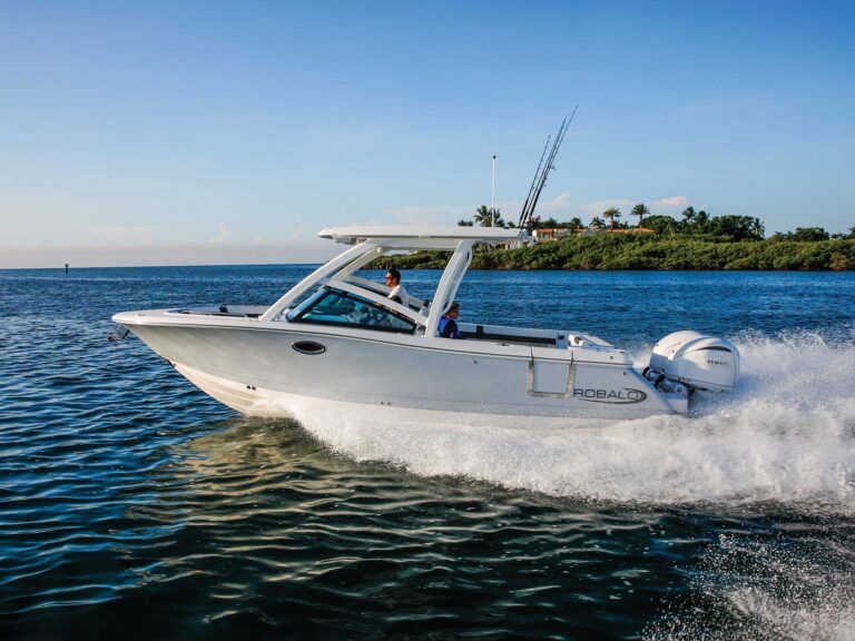 Robalo R277 running along the shore