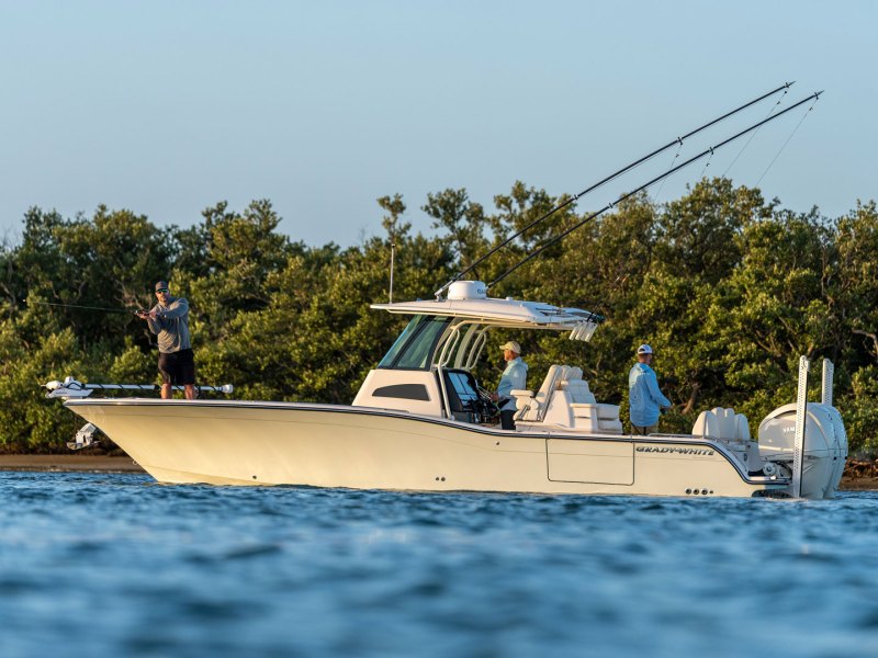 Grady-White 321 Coastal Explorer out fishing