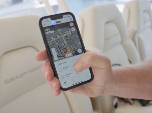 BTG826-Siren-Marine Boater using Siren Marine app